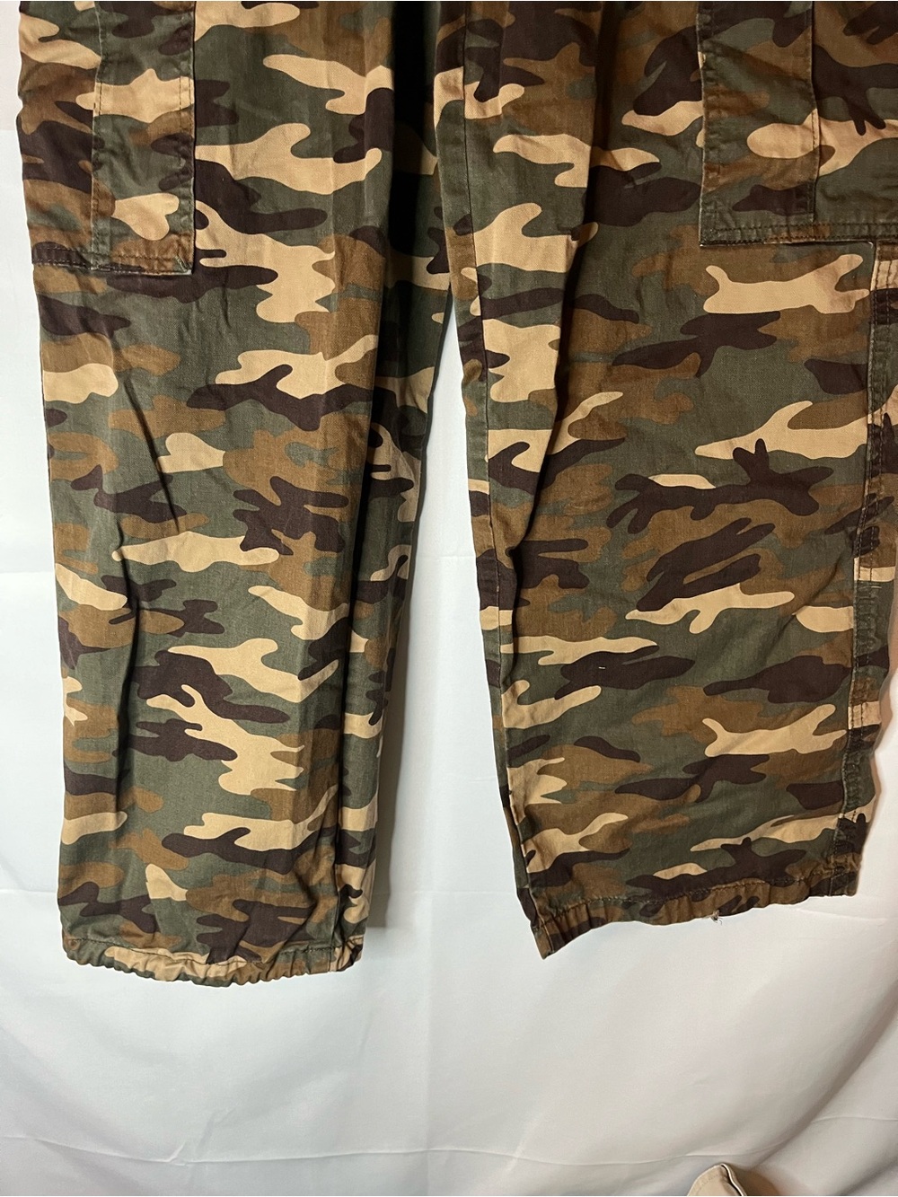 Levi's Men's Camo Cargo Pants - Green, Brown, Tan - Picture 5 of 10